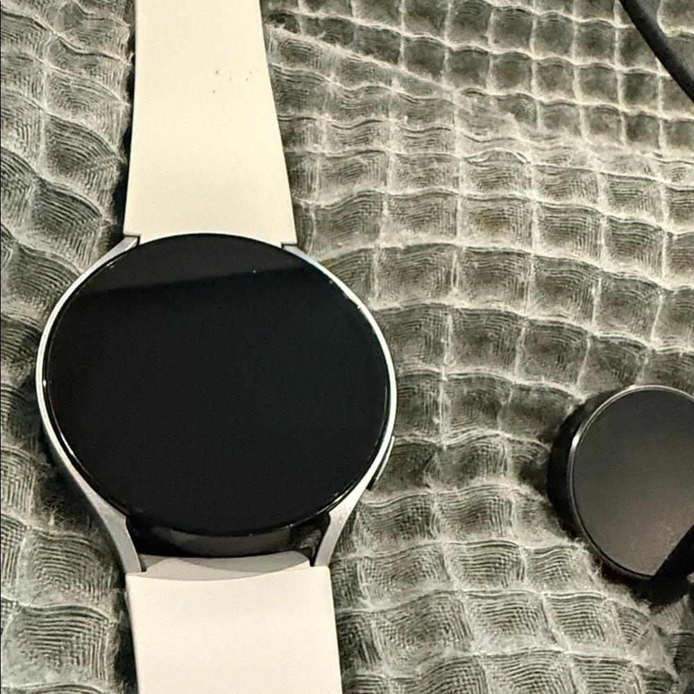 Samsung gakaxy6 Smartwatch - 44mm Black and silver face w/ 22mm Lt gray band